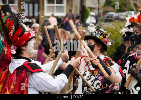 Marsden, UK. 22. April 2017. Traditionelle Country Dance am jährlichen Marsden-Kuckuck-Festival, gehalten im Dorf Marsden, West Yorkshire, den Frühling zu begrüßen. David Preston/Alamy Live-Nachrichten Stockfoto