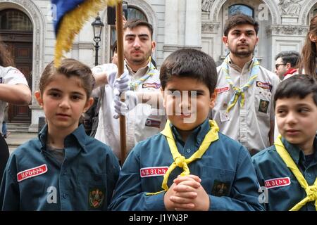 London: 22. April 2017.  Demonstranten vor Downing Street fordern die britische Regierung offiziell den Armeniern von 1915 durch die Regierung der Türkei im Osmanischen Reich zu erkennen. 1,5 Millionen Armenier wurden bewusst von der türkischen Regierung zwischen 1915 und 1923 getötet.  : Credit Claire Doherty Alamy/Live News. Stockfoto