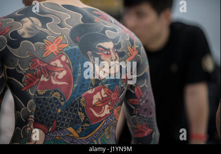 Frankfurt am Main, Deutschland. 22. April 2017. Ein Teilnehmer auf der Internationalen Tattoo-Convention zeigt ihren Körper tätowiert mit asiatischen Motiven in Frankfurt Am Main, Deutschland, 22. April 2017. : Bildnachweis Boris Roessler/Dpa: Dpa picture-Alliance/Alamy Live News Stockfoto