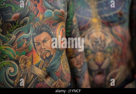 Frankfurt am Main, Deutschland. 22. April 2017. Zwei Teilnehmer aus Taiwan auf der Internationalen Tattoo Convention zeigen ihre Körper tätowiert mit asiatischen Motiven in Frankfurt Am Main, Deutschland, 22. April 2017. : Bildnachweis Boris Roessler/Dpa: Dpa picture-Alliance/Alamy Live News Stockfoto