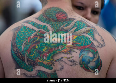 Frankfurt am Main, Deutschland. 22. April 2017. Ein Teilnehmer der Internationalen Tattoo-Convention zeigt ihren Körper tätowiert mit einem Drachen in Frankfurt Am Main, Deutschland, 22. April 2017. : Bildnachweis Boris Roessler/Dpa: Dpa picture-Alliance/Alamy Live News Stockfoto