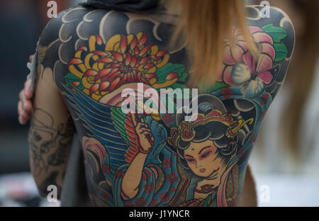 Frankfurt am Main, Deutschland. 22. April 2017. Ein Teilnehmer aus Taiwan auf der Internationalen Tattoo-Convention zeigt ihren Körper tätowiert mit asiatischen Motiven in Frankfurt Am Main, Deutschland, 22. April 2017. : Bildnachweis Boris Roessler/Dpa: Dpa picture-Alliance/Alamy Live News Stockfoto