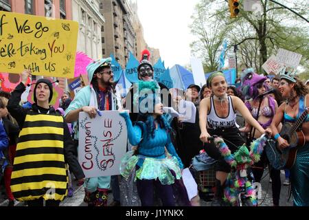 New York, uns. 22. April 2017. New York, USA - war März für die Wissenschaft, einer von mehreren hundert auf der ganzen Welt am Earth Day 2017 statt. Tausende von New Yorkern gingen auf die Straßen von Manhattan, dass ausgewählte Plakat und Banner von arbeitenden Wissenschaftler, Akademiker, Studenten, Mütter, Väter und ihre kleinen Kinder durchgeführt. Kredit: Kredit: G. Ronald Lopez /DigiPixsAgain.us/Alamy Live-Nachrichten Stockfoto