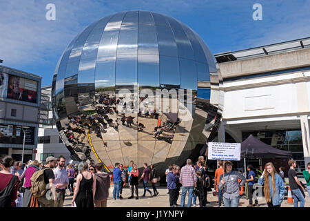 Bristol, UK. 22. April 2017. Demonstranten nehmen Teil in der Marsch für die Wissenschaft. Der Marsch für die Wissenschaft soll sein, dass der erste Schritt in eine globale Bewegung, die Rolle der Wissenschaft zu verteidigen in Gesundheit, Sicherheit, Wirtschaft und Regierung spielt und gehört zu einer Reihe von ähnlichen Veranstaltungen in Städten auf der ganzen Welt. Keith Ramsey/Alamy Live-Nachrichten Stockfoto