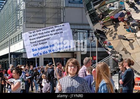 Bristol, UK. 22. April 2017. Demonstranten nehmen Teil in der Marsch für die Wissenschaft. Der Marsch für die Wissenschaft soll sein, dass der erste Schritt in eine globale Bewegung, die Rolle der Wissenschaft zu verteidigen in Gesundheit, Sicherheit, Wirtschaft und Regierung spielt und gehört zu einer Reihe von ähnlichen Veranstaltungen in Städten auf der ganzen Welt. Keith Ramsey/Alamy Live-Nachrichten Stockfoto