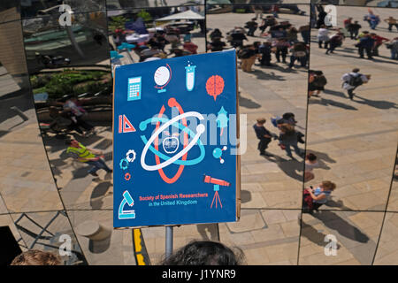 Bristol, UK. 22. April 2017. Demonstranten nehmen Teil in der Marsch für die Wissenschaft. Der Marsch für die Wissenschaft soll sein, dass der erste Schritt in eine globale Bewegung, die Rolle der Wissenschaft zu verteidigen in Gesundheit, Sicherheit, Wirtschaft und Regierung spielt und gehört zu einer Reihe von ähnlichen Veranstaltungen in Städten auf der ganzen Welt. Keith Ramsey/Alamy Live-Nachrichten Stockfoto