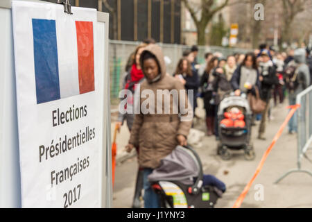 Montreal, CA - 22. April 2017: französische Staatsangehörige in Montreal stehen Schlange am College Stanislas ihre Stimmen für die erste Runde der französischen Präsidentschaftswahl 2017. Bildnachweis: Marc Bruxelle/Alamy Live-Nachrichten Stockfoto