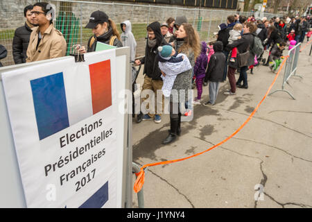 Montreal, CA - 22. April 2017: französische Staatsangehörige in Montreal stehen Schlange am College Stanislas ihre Stimmen für die erste Runde der französischen Präsidentschaftswahl 2017. Bildnachweis: Marc Bruxelle/Alamy Live-Nachrichten Stockfoto