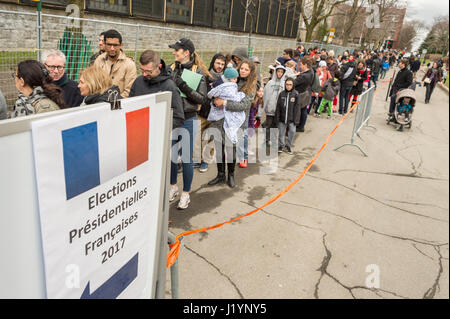 Montreal, CA - 22. April 2017: französische Staatsangehörige in Montreal stehen Schlange am College Stanislas ihre Stimmen für die erste Runde der französischen Präsidentschaftswahl 2017. Bildnachweis: Marc Bruxelle/Alamy Live-Nachrichten Stockfoto