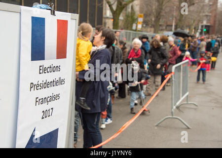 Montreal, CA - 22. April 2017: französische Staatsangehörige in Montreal stehen Schlange am College Stanislas ihre Stimmen für die erste Runde der französischen Präsidentschaftswahl 2017. Bildnachweis: Marc Bruxelle/Alamy Live-Nachrichten Stockfoto