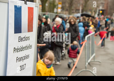 Montreal, CA - 22. April 2017: französische Staatsangehörige in Montreal stehen Schlange am College Stanislas ihre Stimmen für die erste Runde der französischen Präsidentschaftswahl 2017. Bildnachweis: Marc Bruxelle/Alamy Live-Nachrichten Stockfoto