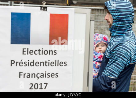 Montreal, CA - 22. April 2017: französische Staatsangehörige in Montreal stehen Schlange am College Stanislas ihre Stimmen für die erste Runde der französischen Präsidentschaftswahl 2017. Bildnachweis: Marc Bruxelle/Alamy Live-Nachrichten Stockfoto