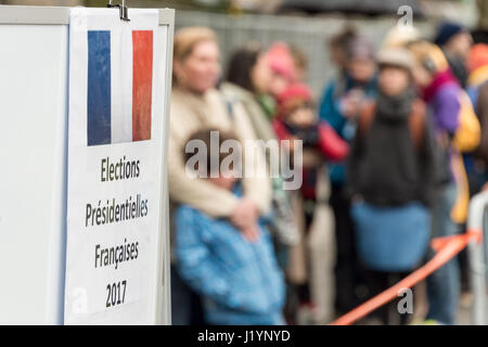 Montreal, CA - 22. April 2017: französische Staatsangehörige in Montreal stehen Schlange am College Stanislas ihre Stimmen für die erste Runde der französischen Präsidentschaftswahl 2017. Bildnachweis: Marc Bruxelle/Alamy Live-Nachrichten Stockfoto