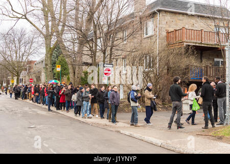 Montreal, CA - 22. April 2017: französische Staatsangehörige in Montreal stehen Schlange am College Stanislas ihre Stimmen für die erste Runde der französischen Präsidentschaftswahl 2017. Bildnachweis: Marc Bruxelle/Alamy Live-Nachrichten Stockfoto