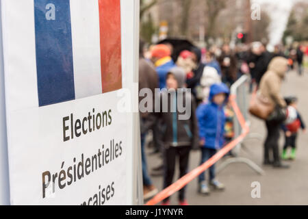 Montreal, CA - 22. April 2017: französische Staatsangehörige in Montreal stehen Schlange am College Stanislas ihre Stimmen für die erste Runde der französischen Präsidentschaftswahl 2017. Bildnachweis: Marc Bruxelle/Alamy Live-Nachrichten Stockfoto