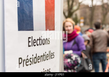 Montreal, CA - 22. April 2017: französische Staatsangehörige in Montreal stehen Schlange am College Stanislas ihre Stimmen für die erste Runde der französischen Präsidentschaftswahl 2017. Bildnachweis: Marc Bruxelle/Alamy Live-Nachrichten Stockfoto