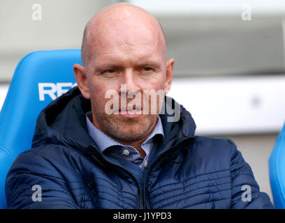 Budapest, Ungarn. 22. April 2017. Head Coach Henning Berg von Videoton FC wartet auf das Kick-off während das ungarische OTP Bank Liga-Spiel zwischen MTK Budapest und Videoton FC Nandor Hidegkuti Stadion am 22. April 2017 in Budapest, Ungarn. Bildnachweis: Laszlo Szirtesi/Alamy Live-Nachrichten Stockfoto