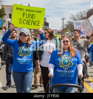 Ann Arbor, Michigan, USA. 22. April 2017. Tausende versammelten sich an der University of Michigan und marschierte auf das Federal Building in der Marsch für die Wissenschaft. Es war einer von Hunderten von Marken für die Wissenschaft in Washington und in Städten auf der ganzen Welt statt. Die Märsche wurden durch die Missachtung der Wissenschaft dargestellt durch einige Regierungsbeamte aufgefordert. Bildnachweis: Jim West/Alamy Live-Nachrichten Stockfoto