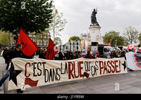 Paris, Frankreich. 22. April 2017. Bürger gegen Gesetz und Gewerkschaft Arbeitsaktivisten gemietet protestieren diese Samstag, 22. April 2017 in Paris am Vorabend der ersten Runde der Präsidentschaftswahlen. Bildnachweis: Bernard Menigault/Alamy Live-Nachrichten Stockfoto