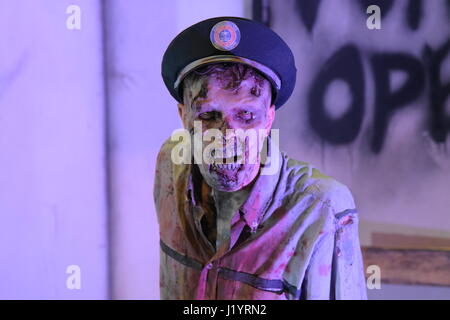 Frankfurt am Main, Deutschland. 22. April 2017. Ein Zombie in der deutschen Comic-Con Frankfurt Credit: Markus Wissmann/Alamy Live News Stockfoto