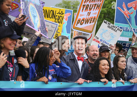 Washington DC, USA. 22. April 2017. Bill Nye führt eine Gruppe von Aktivisten und Demonstranten an einer Demonstration zum Kapitol Vereinigten Staaten während des Marsches für die Wissenschaft. Bildnachweis: Joseph Gruber/Alamy Live-Nachrichten Stockfoto