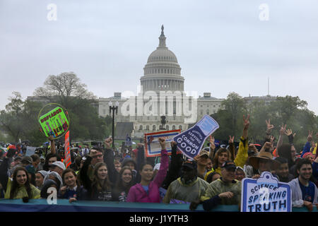 Washington DC, USA. 22. April 2017. Aktivisten und Demonstranten marschieren, Kapitol der Vereinigten Staaten im Rahmen des Marsches für Science Rallye auf Erde Tag Kredit: Joseph Gruber/Alamy Live News Stockfoto