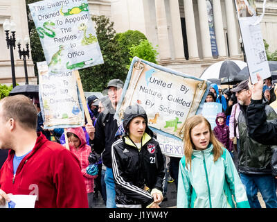 Washington DC, USA. 22. April 2017. Eine Szene aus der Marsch für die Wissenschaft in Washington, D.C., 22. April 2017. Zwei der drei Zeichen sind nicht politisch. Die Zeichen zu lesen: im Sumpf wurde entwässert, um die Reptilien zu Büro zu ernennen: das wichtigste ist, nie aufhört zu Fragen; Vereint durch Natur, von der Wissenschaft geführt. Bildnachweis: Stefan Knaben/Alamy Live-Nachrichten Stockfoto