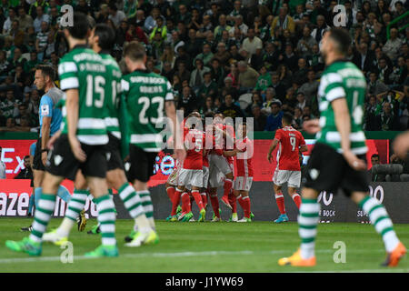 Portugal, Lissabon, 22. April 2017 - Fußball: SPORTING CP x SL BENFICA - Benfica Spieler feiert ihr Ziel während der ersten portugiesischen Liga Fußballspiel zwischen Sporting CP und SL Benfica in Alvalade-Stadion am 22. April 2017 in Lissabon, Portugal. Foto: Bruno de Carvalho/Alamy Live News Stockfoto