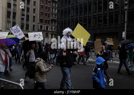 NEW YORK, NY: Tausende von New Yorkern teilnehmen in der Marsch für die Wissenschaft zur Sensibilisierung von umweltbedingten Ursachen und die Bedeutung weiterhin Förderprogramme Bundesministerium Wissenschaft und Agenturen. Stockfoto