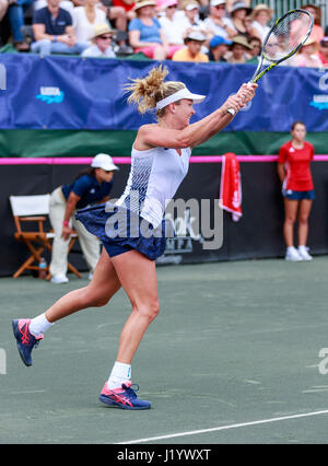 22. April 2017 - Wesley Chapel, Florida, USA-CoCo Vandeweghe im zweiten Match mit Marketa Vondrousova im Fed Cup World Group Halbfinale zwischen der Tschechischen Republik und den Vereinigten Staaten im Saddlebrook Resort. Del Mecum/CSM Stockfoto