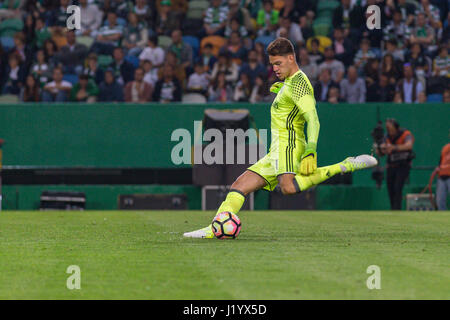 Lissabon, Portugal. 22. April 2017. 22. April 2017. Lissabon, Portugal. Benfica Torwart aus Brasilien Ederson Moraes (1) in Aktion während der Spiel Sporting CP V SL Benfica Credit: Alexandre de Sousa/Alamy Live News Stockfoto