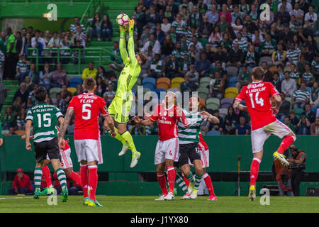 Lissabon, Portugal. 22. April 2017. 22. April 2017. Lissabon, Portugal. Benfica Torwart aus Brasilien Ederson Moraes (1) in Aktion während der Spiel Sporting CP V SL Benfica Credit: Alexandre de Sousa/Alamy Live News Stockfoto