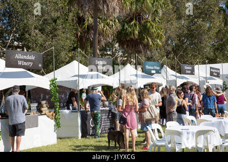 Sydney, Australien. 23. April 2017. Sonntag, 23. April 2017. Die Sehenswürdigkeiten und Geräusche der Hunter Valley Wein Winzer kommen in Avalon auf Sydneys Nordstrände für ein Essen und Wein Festival Veranstaltung. Sydney, Australien-Credit: Martin Beere/Alamy Live News Stockfoto