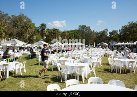 Sydney, Australien. 23. April 2017. Sonntag, 23. April 2017. Die Sehenswürdigkeiten und Geräusche der Hunter Valley Wein Winzer kommen in Avalon auf Sydneys Nordstrände für ein Essen und Wein Festival Veranstaltung. Sydney, Australien-Credit: Martin Beere/Alamy Live News Stockfoto