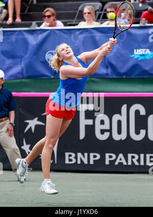 22. April 2017 - Wesley Chapel, Florida, USA - Katerina Siniakova im zweiten Match mit Shelby Rogers im Fed Cup World Group Halbfinale zwischen der Tschechischen Republik und den Vereinigten Staaten im Saddlebrook Resort. Del Mecum/CSM Stockfoto