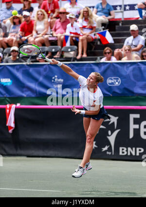 22. April 2017 - Wesley Chapel, Florida, USA-Shelby Rogers im ersten Match mit Katerina Siniakova im Fed Cup World Group Halbfinale zwischen der Tschechischen Republik und den Vereinigten Staaten im Saddlebrook Resort. Del Mecum/CSM Stockfoto