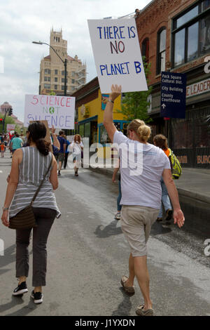 Asheville, North Carolina, USA: 22. April 2017 - gehen Menschen auf den Straßen marschieren durch die Innenstadt von Asheville mit Schildern Dinge sagen wie "Wissenschaft nicht schweigen" und "Es ist kein Planet B" während der 2017 März für die Wissenschaft, die in zahlreichen amerikanischen Städten am Earth Day stattfand als Bürger versammelt, um gegen Donald Trump Anti-Wissenschaft Tagesordnung, 22. April 2017 in Asheville auszusprechen , NC Stockfoto