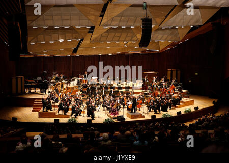 Tel Aviv, Israel. 22. April 2017. Renommierten chinesischen Pipa Performer Zhang Hongyan (C) führt mit dem Israel Philharmonic Orchestra im Charles Bronfman Auditorium in Tel Aviv, Israel, am 22. April 2017. Das Konzert war Teil der Feierlichkeiten zum 25. Jahrestag der Aufnahme diplomatischer Beziehungen zwischen China und Israel. Bildnachweis: Guo Yu/Xinhua/Alamy Live-Nachrichten Stockfoto