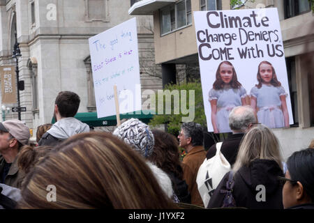 New York City, USA. 22. April 2017. Mehrere tausend Demonstranten marschieren um Wissenschaft und Evidenz-basierte Forschung in der Marsch für die Wissenschaft in New York City auf Samstag, 22. April 2017 zu unterstützen. Stockfoto