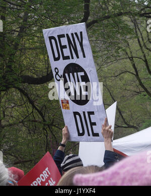 New York City, USA. 22. April 2017. Mehrere tausend Demonstranten marschieren um Wissenschaft und Evidenz-basierte Forschung in der Marsch für die Wissenschaft in New York City auf Samstag, 22. April 2017 zu unterstützen. Stockfoto