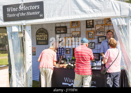 Sydney, Australien. 23. April 2017. Sonntag, 23. April 2017. Die Sehenswürdigkeiten und Geräusche der Hunter Valley Wein Winzer kommen in Avalon auf Sydneys Nordstrände für ein Essen und Wein Festival Veranstaltung. Sydney, Australien-Credit: Martin Beere/Alamy Live News Stockfoto