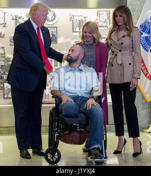 Bethesda, Maryland, USA. 22. April 2017. US Präsident Donald J. Trump (L), mit First Lady Melania Trump (R), Gespräche mit Sergeant First Class Alvaro Barrientos (2-L), mit seiner Frau Tammy Barrientos (2-R), nach der Vergabe des Purple Heart, ihn bei einem Besuch in Walter Reed National Military Medical Center in Bethesda, Maryland, USA, 22. April 2017. Sergeant First Class Alvaro Barrientos verletzt wurde vor kurzem in Afghanistan während bereitgestellt und für die Wunden, die er sich zugezogen, er empfängt das Purple Heart. Bildnachweis: Shawn Thew/Pool über CNP/MediaPunch/Alamy Live News Stockfoto