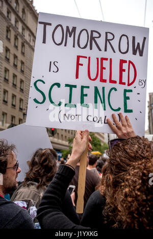 San Francisco, Kalifornien, USA. 22. April 2017. Tausende versammelten sich für das Ereignis, um Unterstützung für die Wissenschaft in den USA zu zeigen, während auch protestieren Trumps großen Kürzungen der Environmental Protection Agency, National Institutes of Health und anderen naturwissenschaftlichen Programme. Eine Wissenschaftsmesse fand nach dem Marsch im Civic Center Plaza statt. Bildnachweis: Shelly Rivoli/Alamy Live-Nachrichten Stockfoto