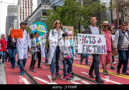 San Francisco, Kalifornien, USA. 22. April 2017. Kinder marschieren unter Erwachsenen, darunter auch einige in Laborkittel, auf dem San Francisco-Marsch für die Wissenschaft am 22. April 2017. Tausende versammelten sich für das Ereignis, um Unterstützung für die Wissenschaft in den USA zu zeigen, während auch protestieren Trumps großen Kürzungen der Environmental Protection Agency, National Institutes of Health und anderen naturwissenschaftlichen Programme. Eine Wissenschaftsmesse fand nach dem Marsch im Civic Center Plaza statt. Bildnachweis: Shelly Rivoli/Alamy Live-Nachrichten Stockfoto