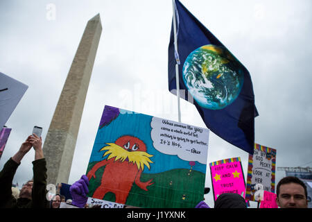 Washington, DC, USA. 22. April 2017. Demonstranten versammeln sich in Washington DC am Earth Day zur Teilnahme an des Marsch für die Wissenschaft. Der Marsch war einer von vielen in Städten auf der ganzen Welt fordert stärkere Unterstützung der Wissenschaft von der Trump-Verwaltung statt. Bildnachweis: Matthew Cherchio/Alamy Live-Nachrichten Stockfoto