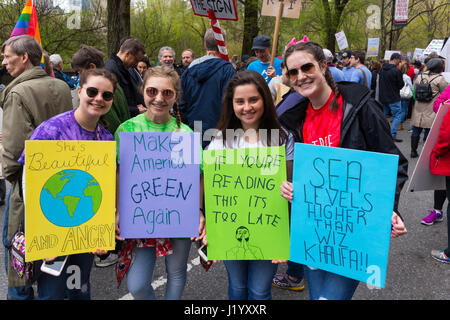 New York, USA. 22. April 2017. Eine Gruppe von unbekannten jungen Frauen hält Zeichen während der März für die Wissenschaft am 22. April 2017 in New York. Bildnachweis: Justin Starr/Alamy Live-Nachrichten Stockfoto