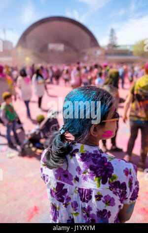 London, Ontario, Kanada, 22. April 2017. Eine Menge von Nachtschwärmern zusammenkommen im Victoria Park für das Frühlingsfest Holi, auch bekannt als Rangwali Holi, Dhuleti, Dhulandi, Phagwah oder einfach als fest der Farben, ein Hindu-Festival zur Feier der Ankunft des Frühlings in London, Ontario, Kanada. Bildnachweis: Rubens Alarcon/Alamy Live-Nachrichten. Stockfoto