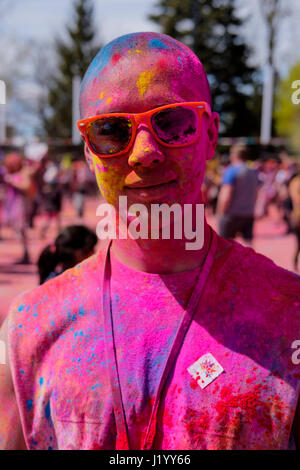 London, Ontario, Kanada, 22. April 2017. Männlichen orientalischen Teenager fallen in bunte Pulver im Victoria Park während das Frühlingsfest Holi, auch bekannt als Rangwali Holi, Dhuleti, Dhulandi, Phagwah oder einfach als fest der Farben, ein Hindu-Festival zur Feier der Ankunft des Frühlings in London, Ontario, Kanada. Bildnachweis: Rubens Alarcon/Alamy Live-Nachrichten. Stockfoto