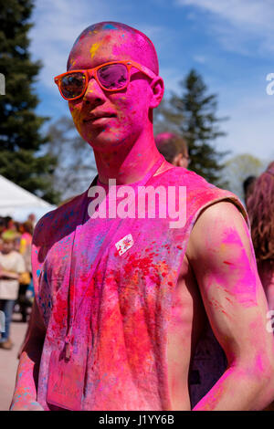 London, Ontario, Kanada, 22. April 2017. Männlichen orientalischen Teenager fallen in bunte Pulver im Victoria Park während das Frühlingsfest Holi, auch bekannt als Rangwali Holi, Dhuleti, Dhulandi, Phagwah oder einfach als fest der Farben, ein Hindu-Festival zur Feier der Ankunft des Frühlings in London, Ontario, Kanada. Bildnachweis: Rubens Alarcon/Alamy Live-Nachrichten. Stockfoto