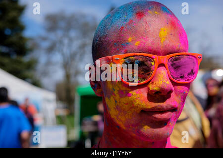 London, Ontario, Kanada, 22. April 2017. Männlichen orientalischen Teenager fallen in bunte Pulver im Victoria Park während das Frühlingsfest Holi, auch bekannt als Rangwali Holi, Dhuleti, Dhulandi, Phagwah oder einfach als fest der Farben, ein Hindu-Festival zur Feier der Ankunft des Frühlings in London, Ontario, Kanada. Bildnachweis: Rubens Alarcon/Alamy Live-Nachrichten. Stockfoto